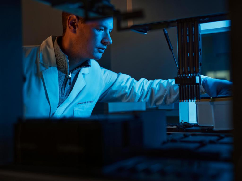 JJ Photo Scientist Using Lab Equipment Alternative Cork 475