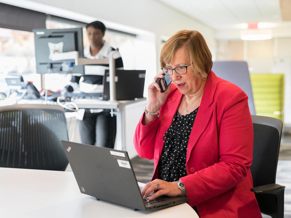 JJ Photo Woman On Call Using Laptop IM 1Star