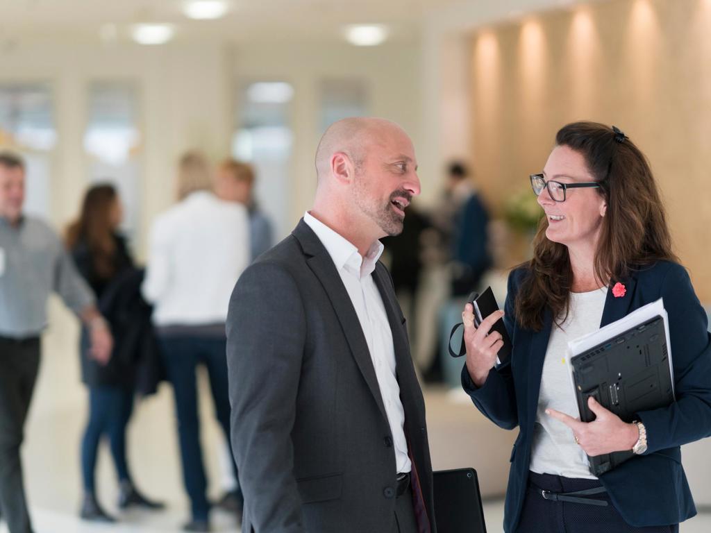 JJ Photo Colleagues In Discussion At The Office IM 1Star