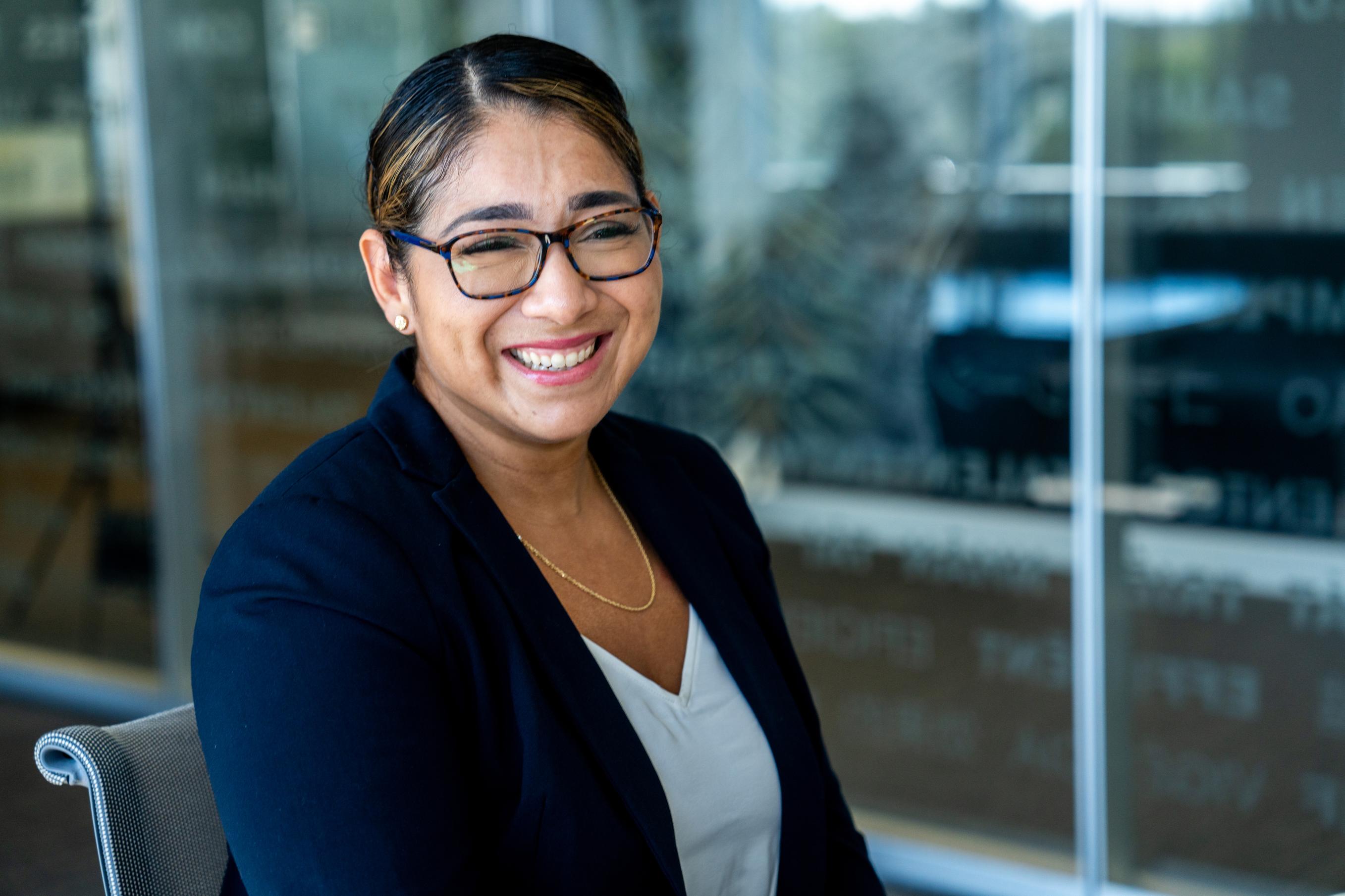 JJ Photo Portrait Of Smiling Woman At Office JJ 2Star