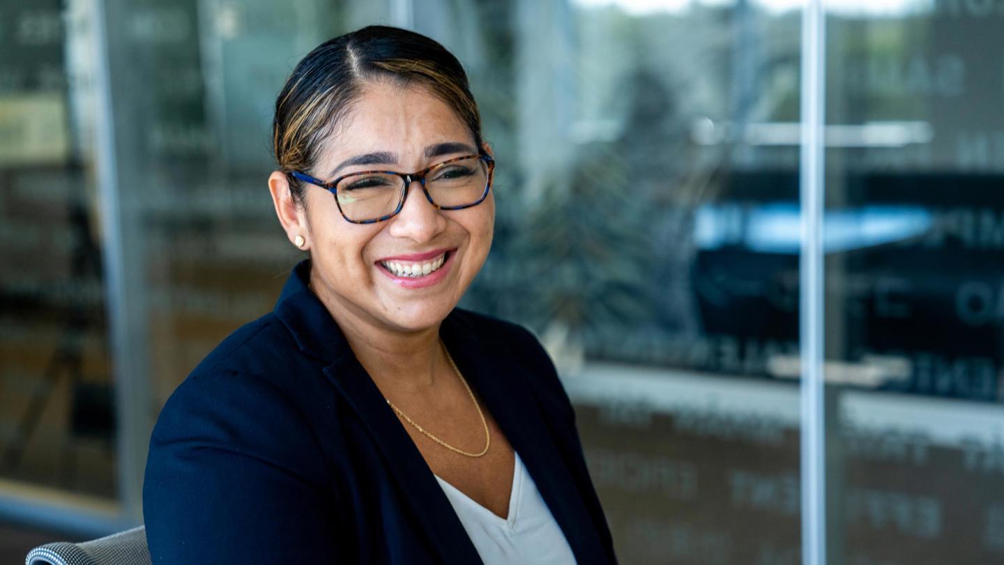 JJ Photo Portrait Of Smiling Woman At Office JJ 2Star
