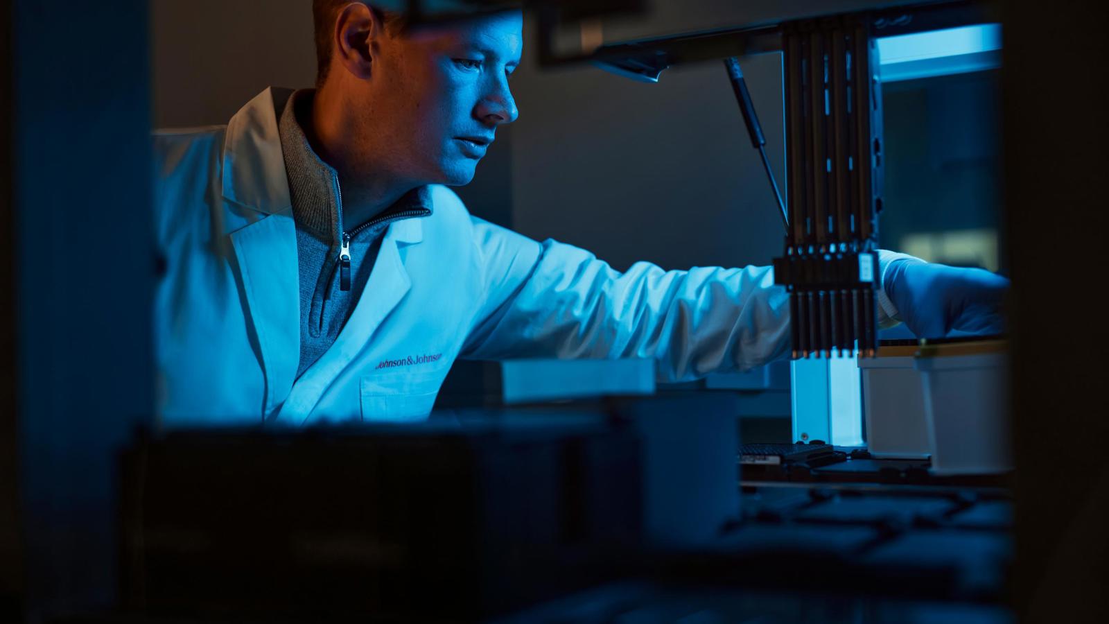 JJ Photo Scientist Using Lab Equipment Alternative Cork 475