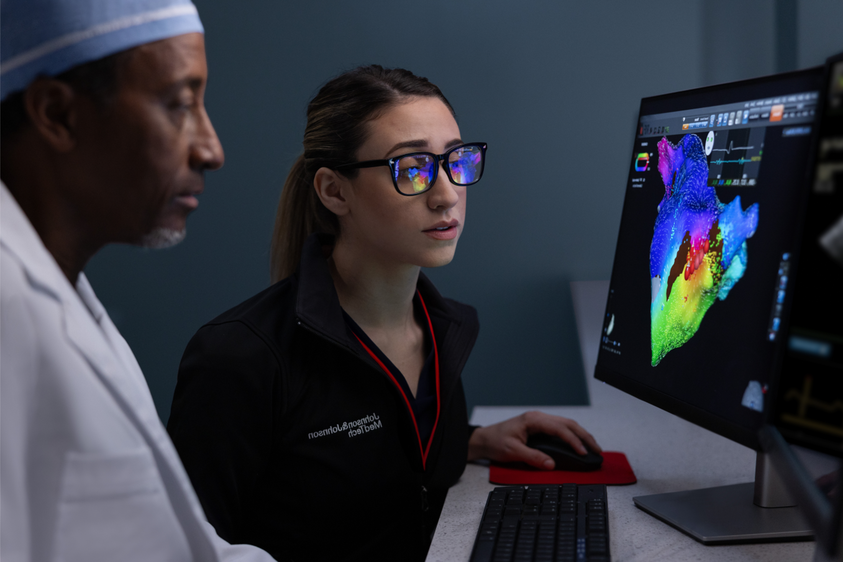 JJMT Electrophysiology clinical account specialist reviews a case with an electrophysiologist.