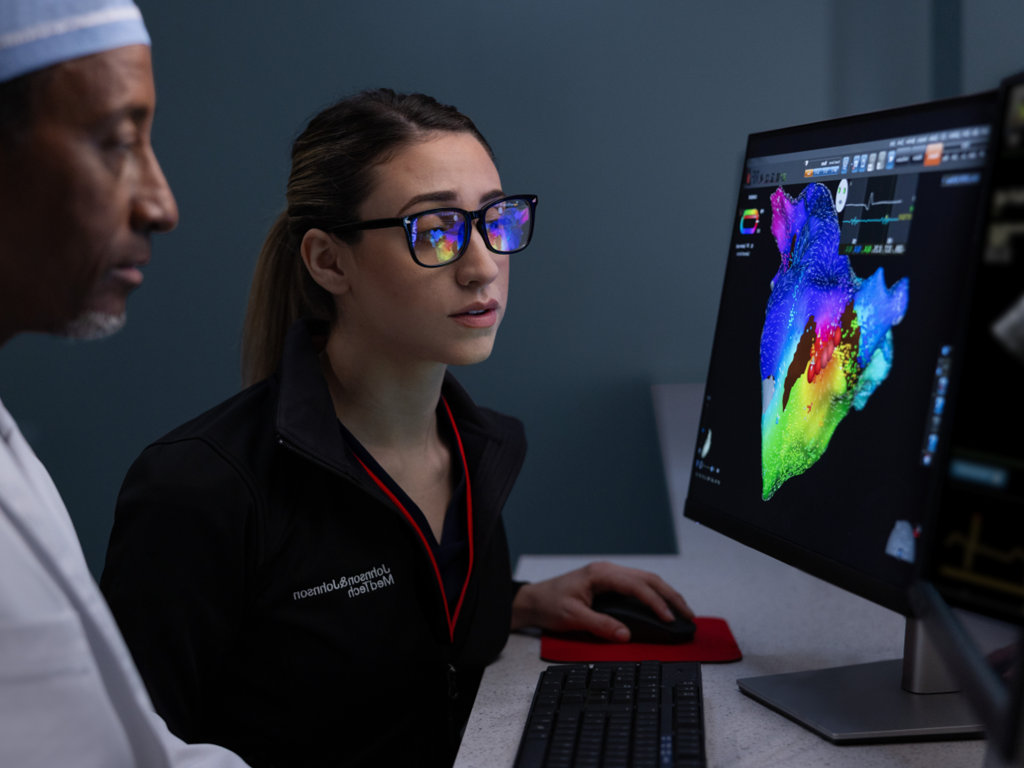 JJMT Electrophysiology clinical account specialist reviews a case with an electrophysiologist.