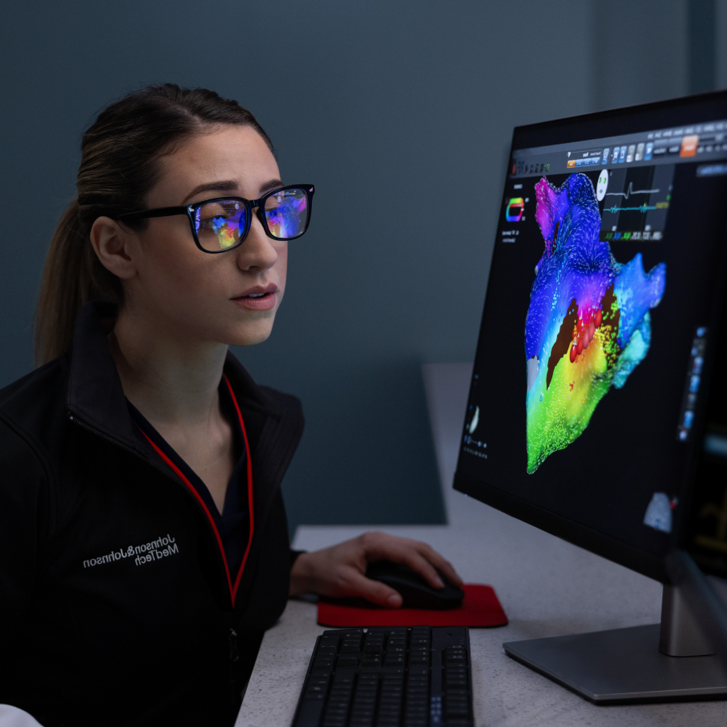 JJMT Electrophysiology clinical account specialist reviews a case with an electrophysiologist.