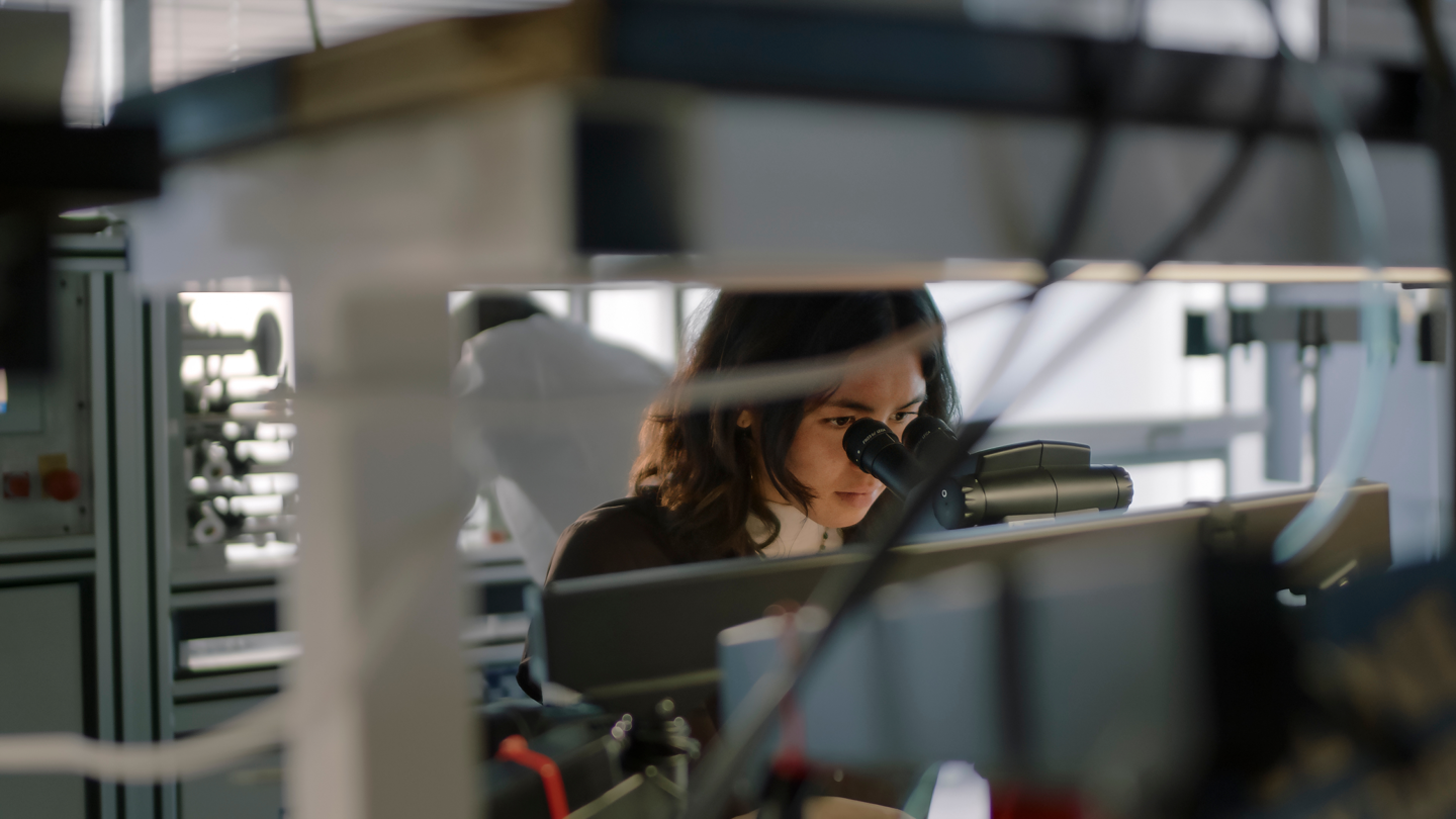 A J&J employee works on a project at a computer